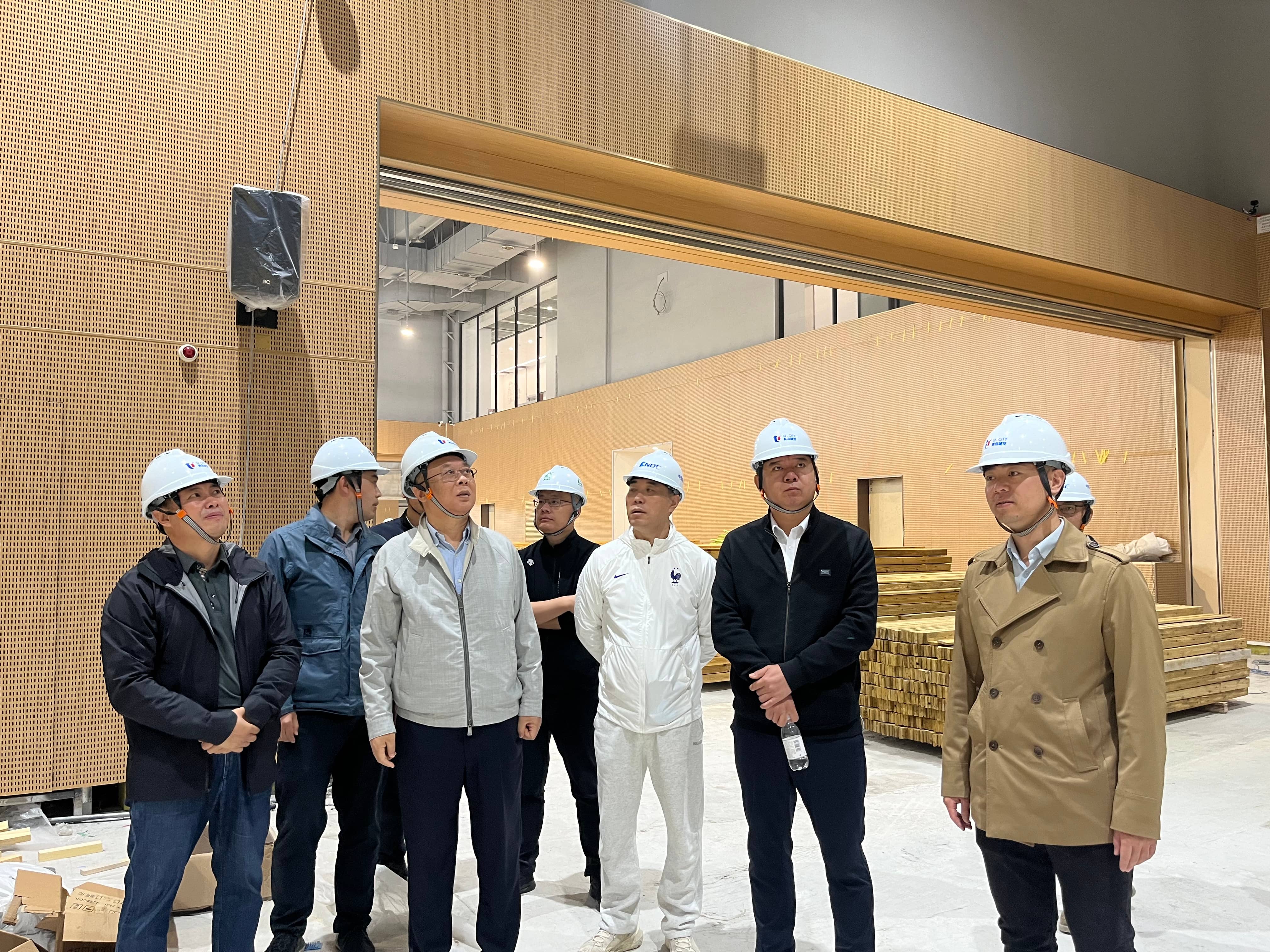 集團公司黨委書記、董事長王元斌帶隊赴青島浮山全民健身中心項目進行調研指導(1).jpg